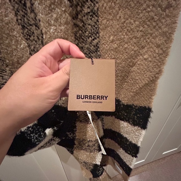 Burberry Jumbo Boucle Half Mega Check Cashmere Blend Scarf - Picture 4 of 7